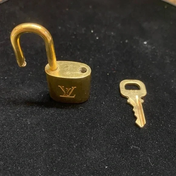 Louis Vuitton Speedy Duffle Epi Speedy 30 with 315 Louis Vuitton Lock & Key - Picture 15 of 16